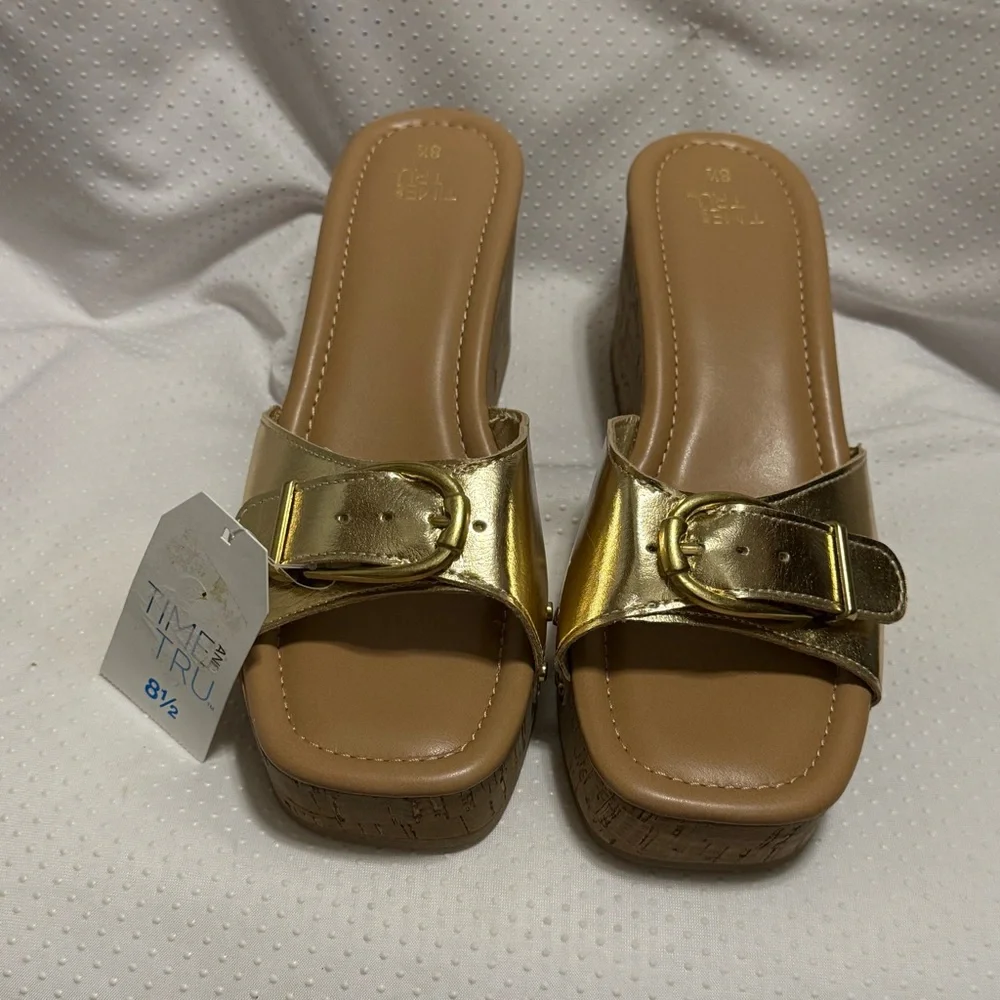 Time and Tru Gold Metallic Platform Shoes Women’s Size 8.5 New‎